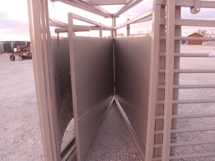 #1087-•-new-circle-t-tub-for-cattle-processing-image-12