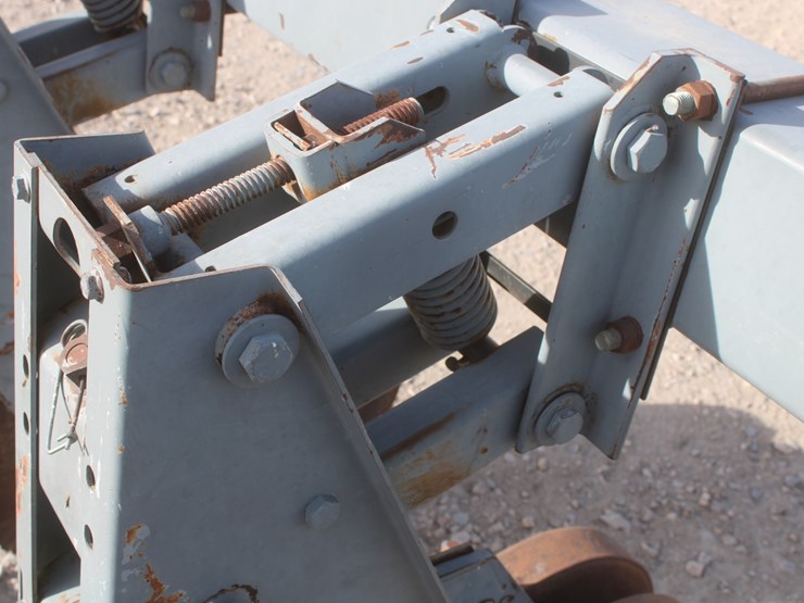 #1070-•-hinniker-12-row-corn-cultivator-image-20