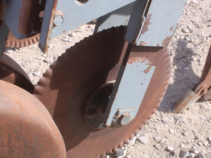 #1070-•-hinniker-12-row-corn-cultivator-image-13