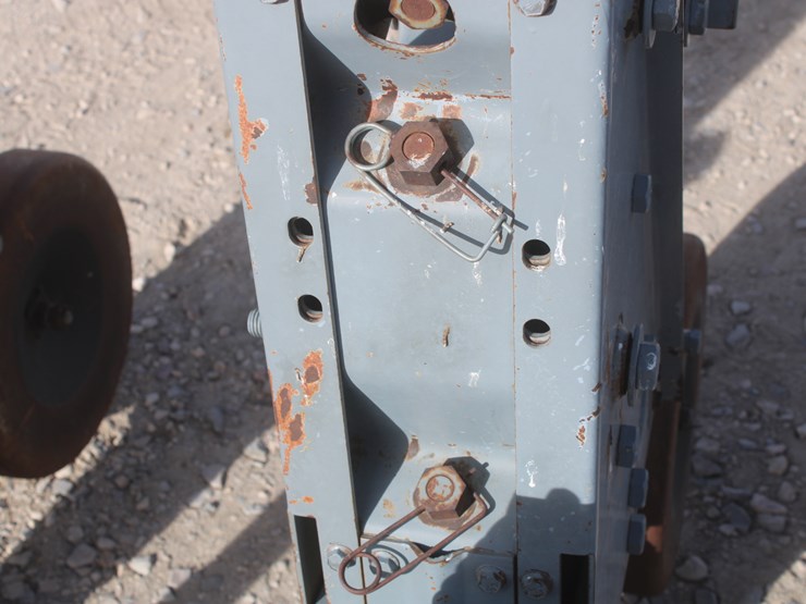 #1070-•-hinniker-12-row-corn-cultivator-image-24