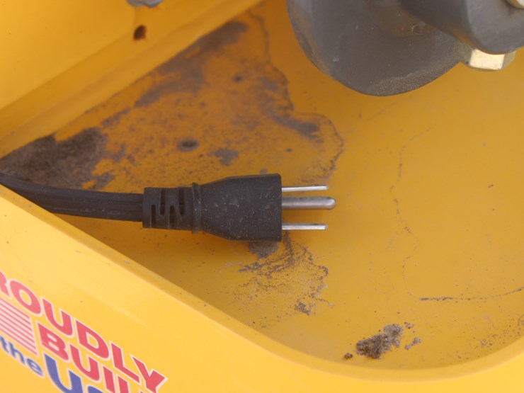 2021-new-holland-c327-image-37