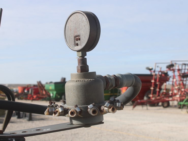 #1070-•-hinniker-12-row-corn-cultivator-image-35