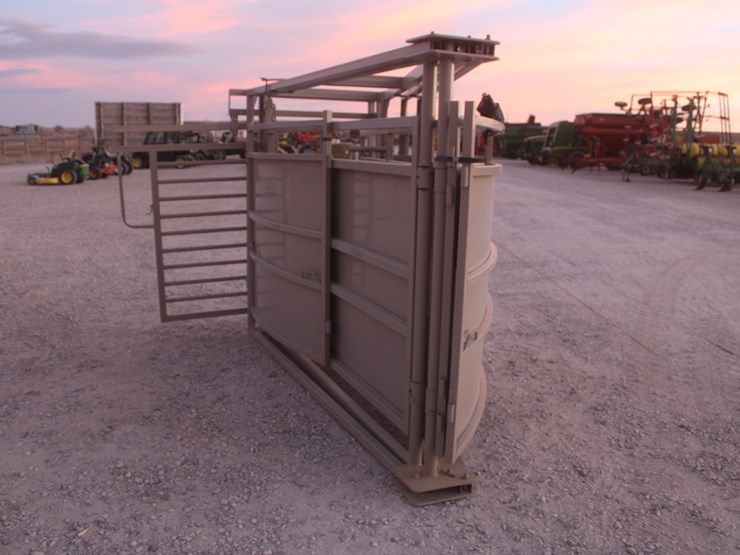 #1087-•-new-circle-t-tub-for-cattle-processing-image-23