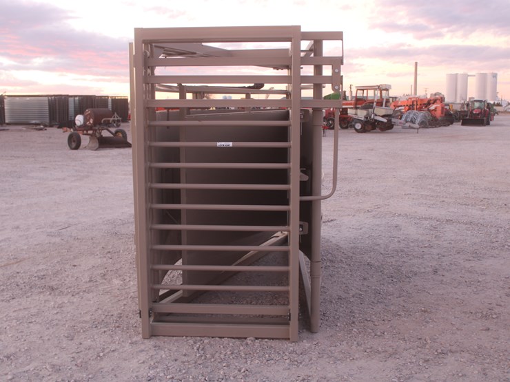 #1087-•-new-circle-t-tub-for-cattle-processing-image-6
