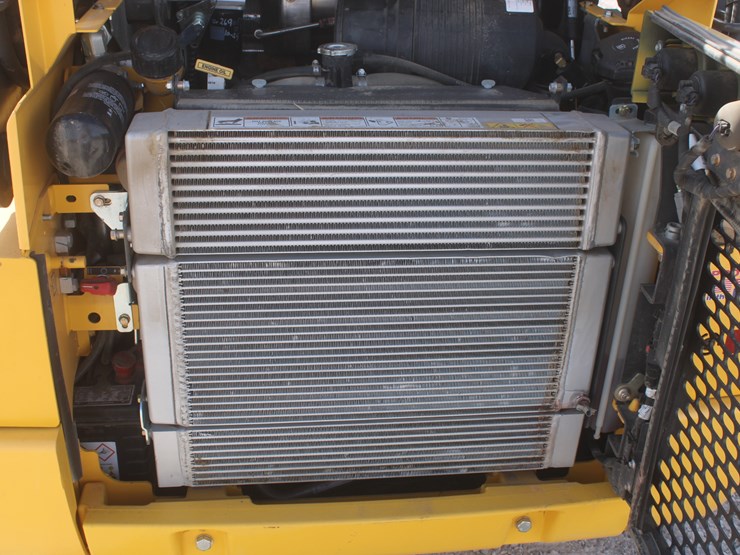 2021-new-holland-c327-image-31