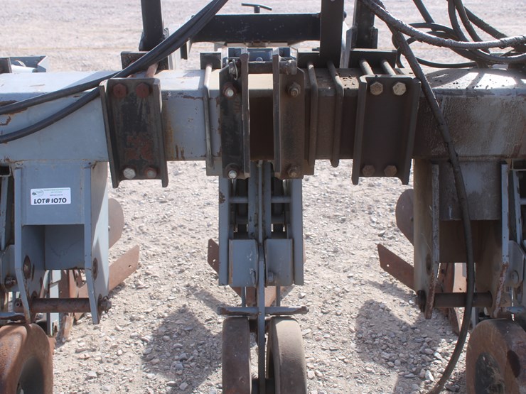 #1070-•-hinniker-12-row-corn-cultivator-image-42