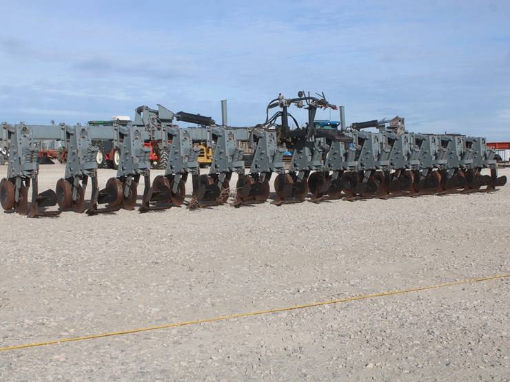 #1070-•-hinniker-12-row-corn-cultivator-image-3