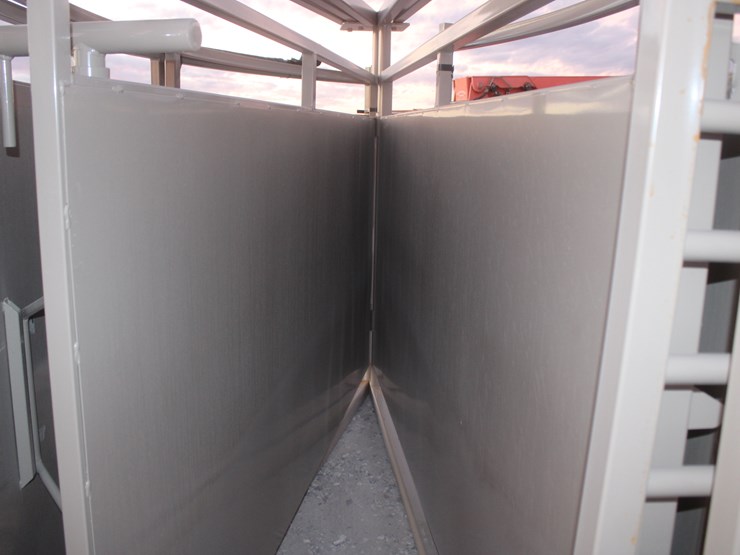 #1087-•-new-circle-t-tub-for-cattle-processing-image-15