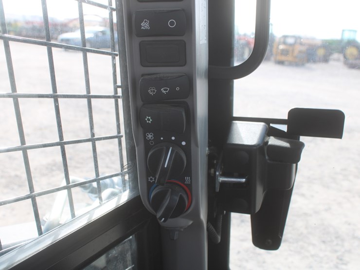 2021-new-holland-c327-image-61