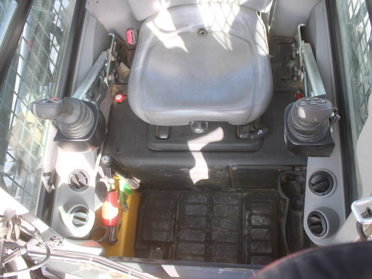 2021-new-holland-c327-image-47