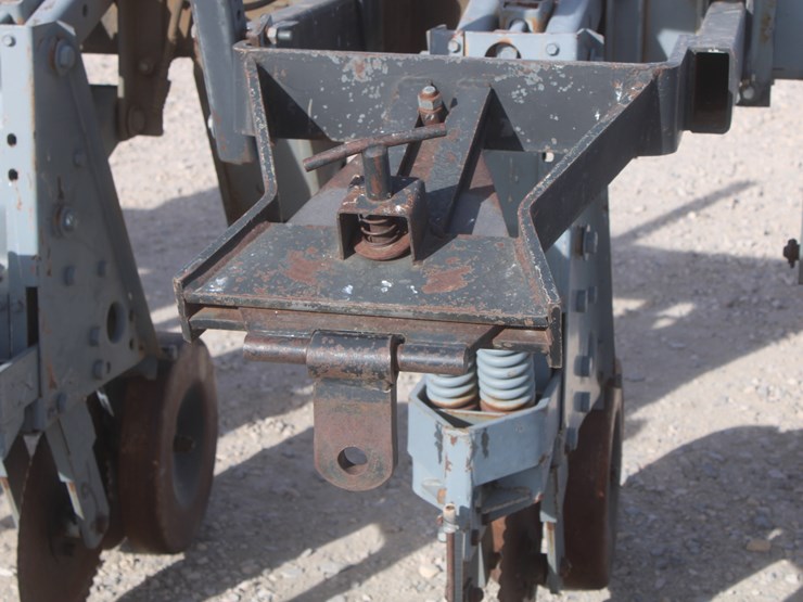 #1070-•-hinniker-12-row-corn-cultivator-image-29