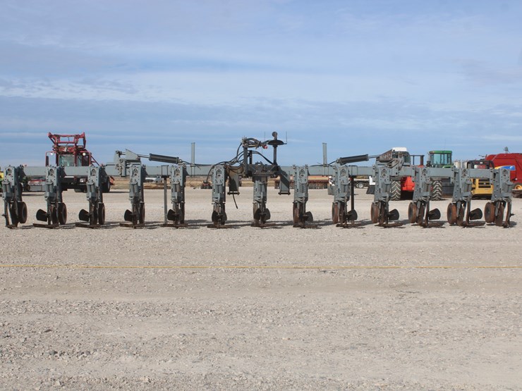 #1070-•-hinniker-12-row-corn-cultivator-image-4