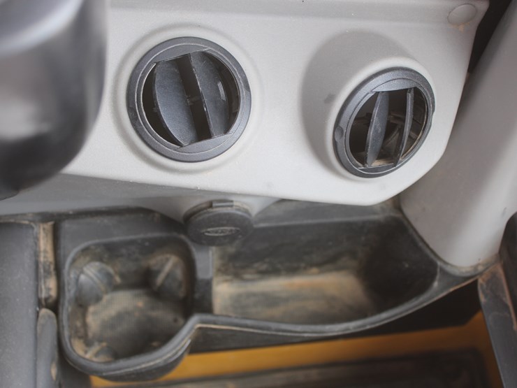 2021-new-holland-c327-image-62