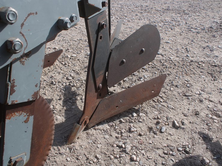 #1070-•-hinniker-12-row-corn-cultivator-image-14