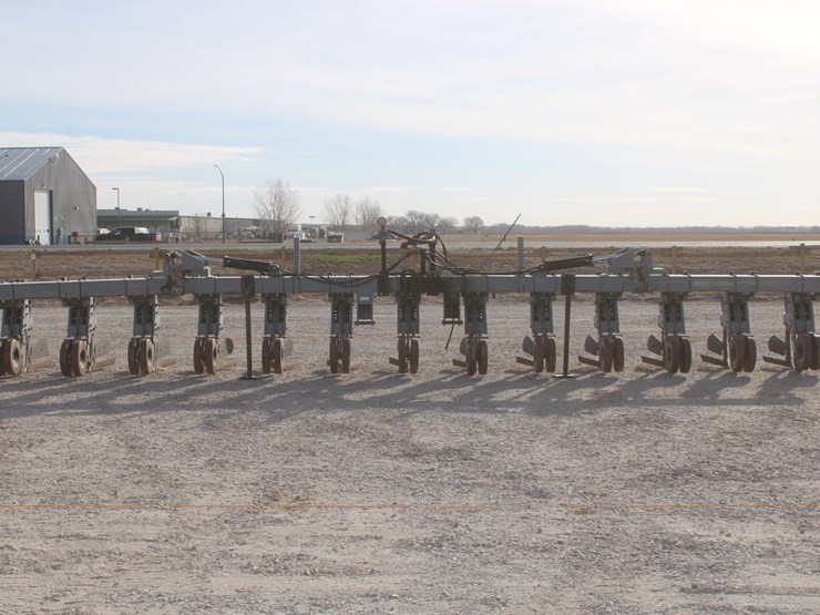 #1070-•-hinniker-12-row-corn-cultivator-image-9