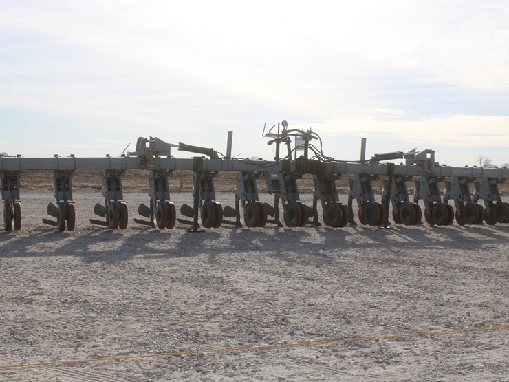 #1070-•-hinniker-12-row-corn-cultivator-image-8