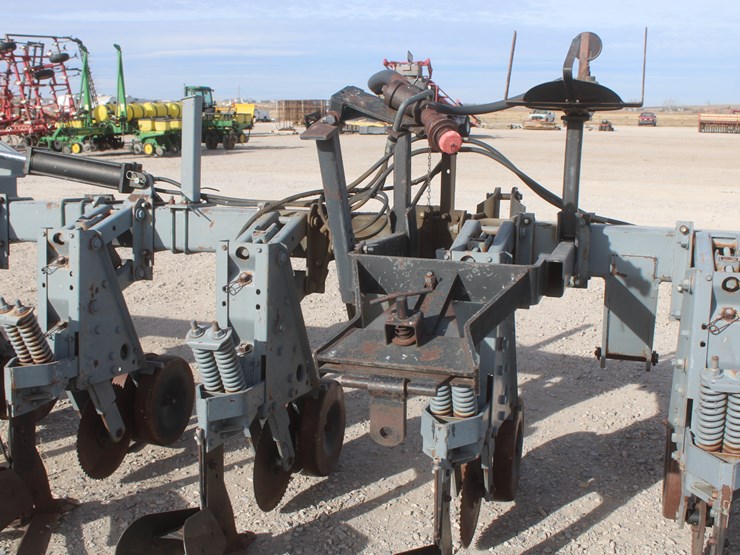 #1070-•-hinniker-12-row-corn-cultivator-image-28