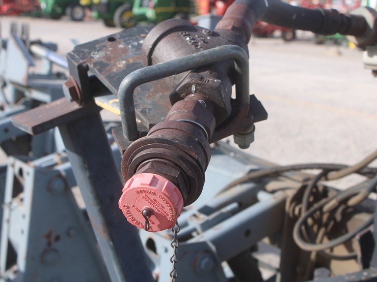 #1070-•-hinniker-12-row-corn-cultivator-image-30