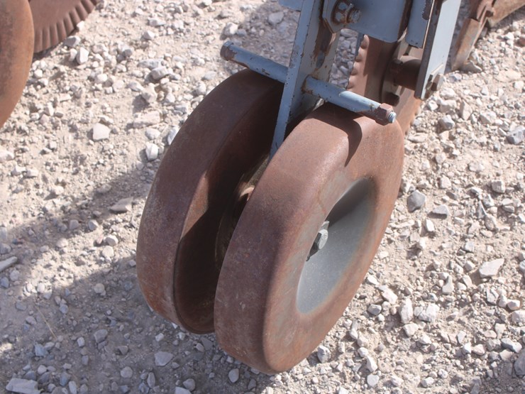 #1070-•-hinniker-12-row-corn-cultivator-image-37