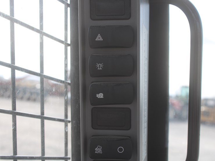 2021-new-holland-c327-image-60