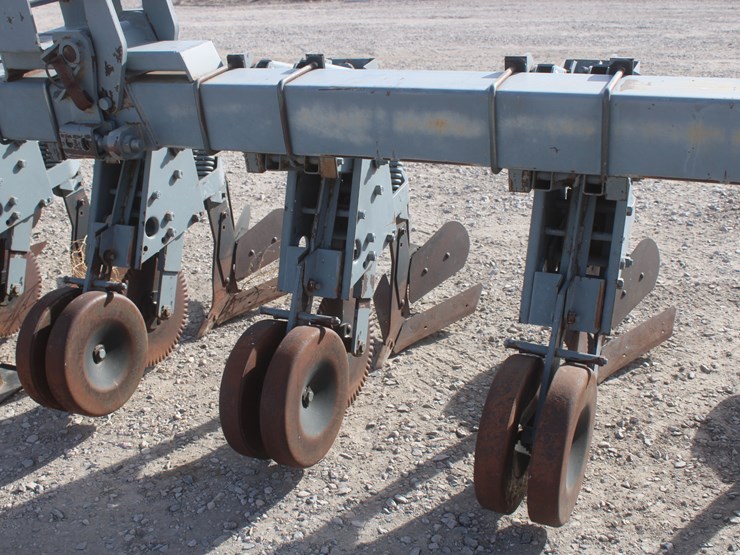#1070-•-hinniker-12-row-corn-cultivator-image-11