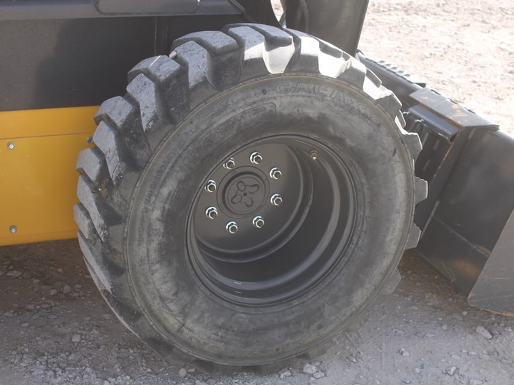 2021-new-holland-c327-image-41