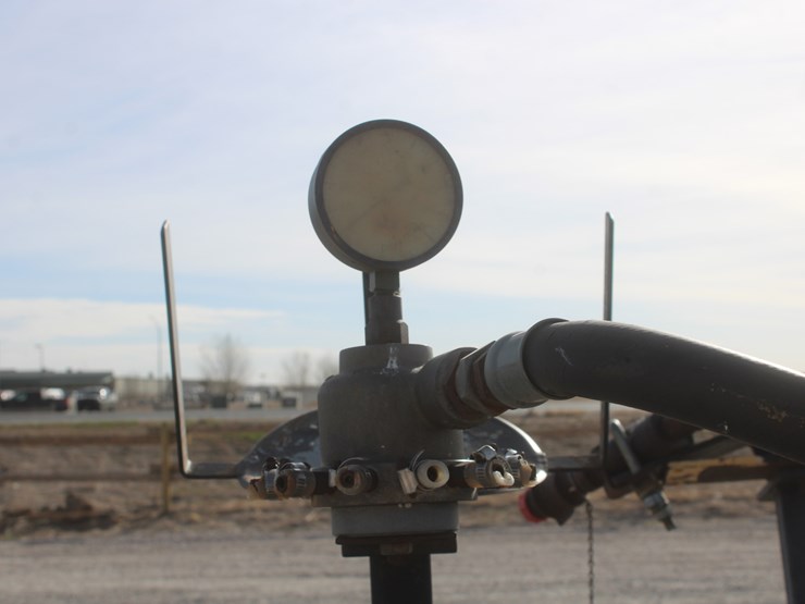 #1070-•-hinniker-12-row-corn-cultivator-image-36