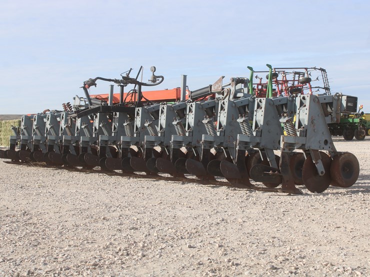 #1070-•-hinniker-12-row-corn-cultivator-image-5