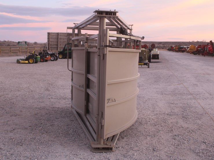 #1087-•-new-circle-t-tub-for-cattle-processing-image-4