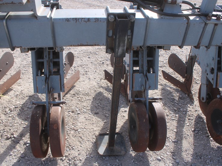 #1070-•-hinniker-12-row-corn-cultivator-image-41