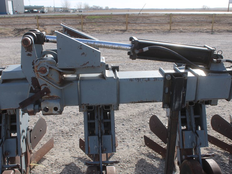 #1070-•-hinniker-12-row-corn-cultivator-image-38