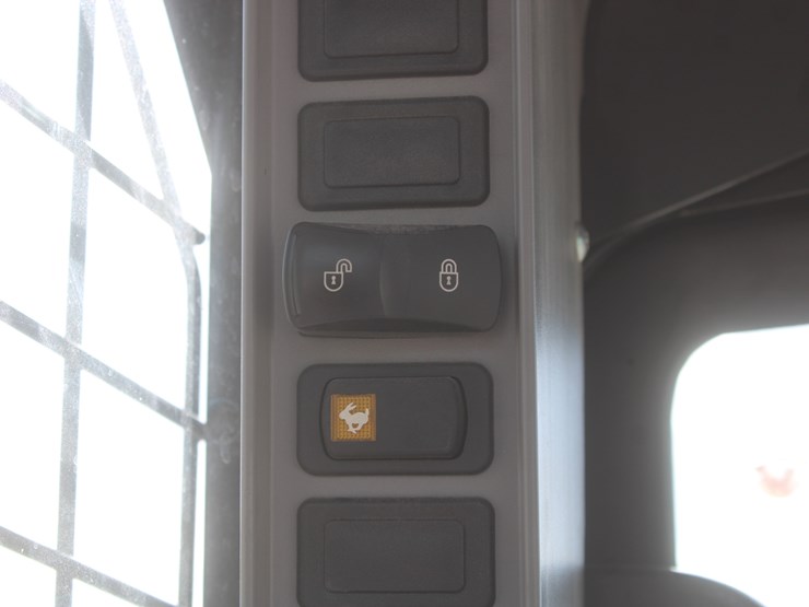 2021-new-holland-c327-image-59