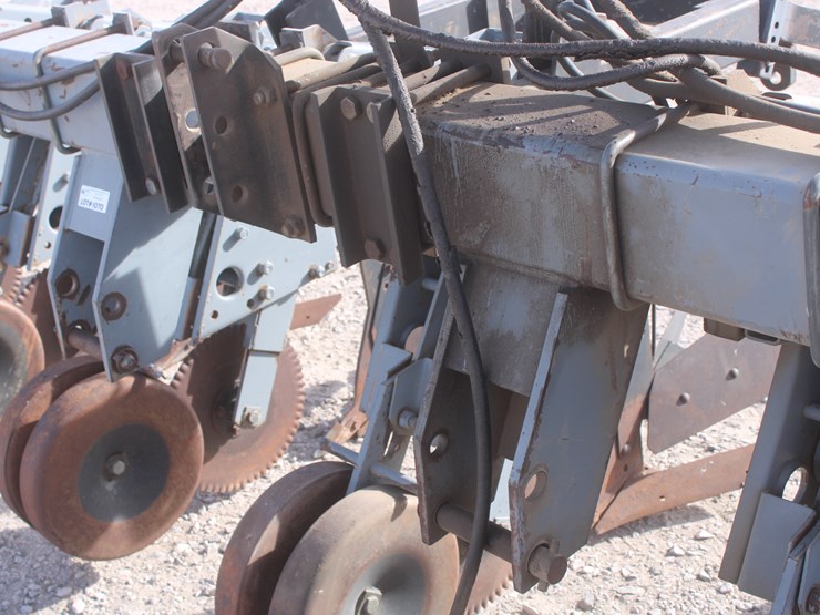 #1070-•-hinniker-12-row-corn-cultivator-image-44