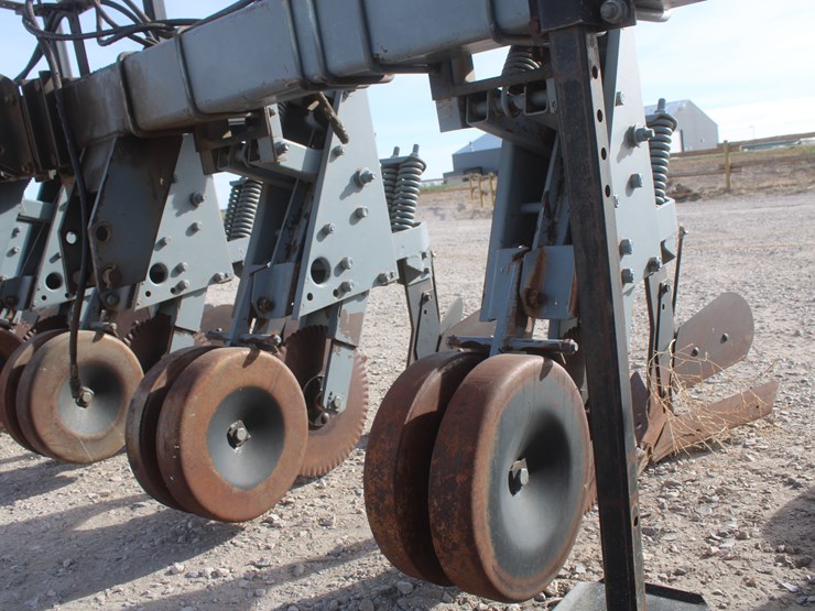 #1070-•-hinniker-12-row-corn-cultivator-image-43