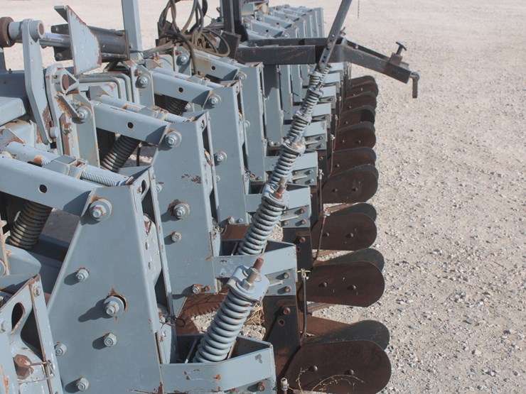 #1070-•-hinniker-12-row-corn-cultivator-image-26