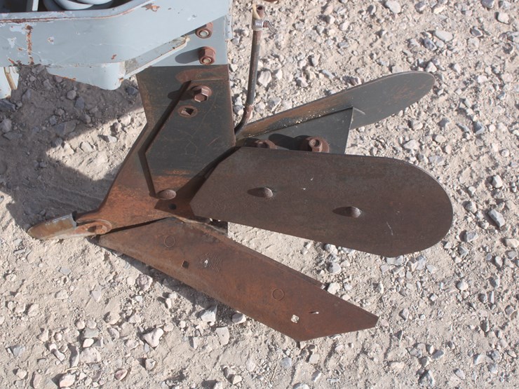 #1070-•-hinniker-12-row-corn-cultivator-image-15