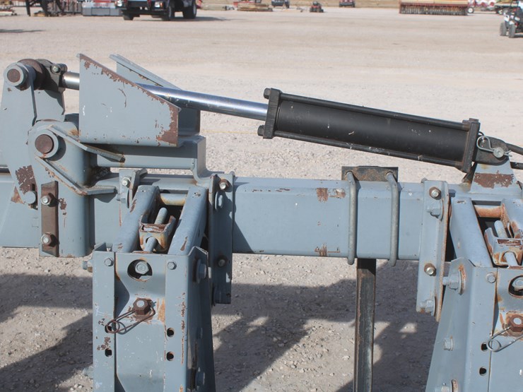 #1070-•-hinniker-12-row-corn-cultivator-image-27