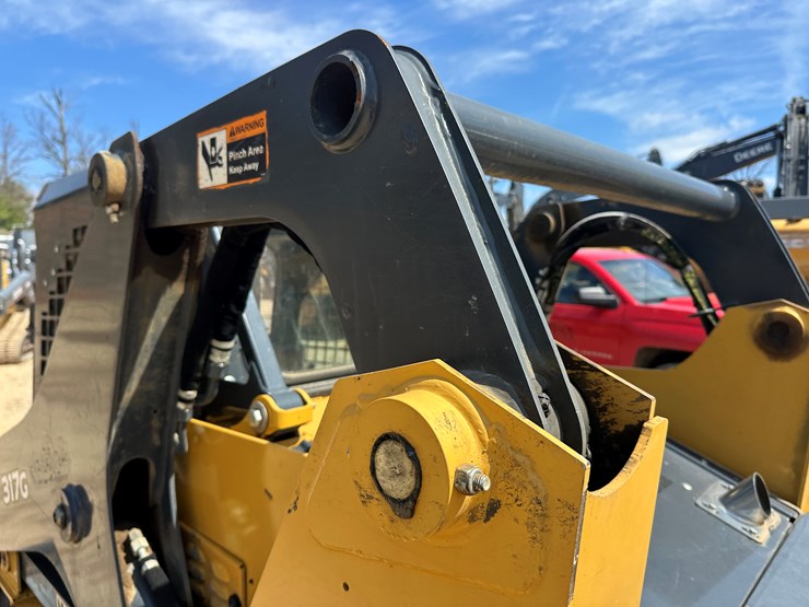 2019-deere-317g-image-22