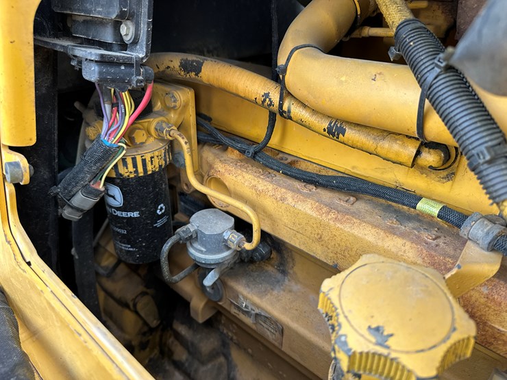 2006-deere-700j-image-36