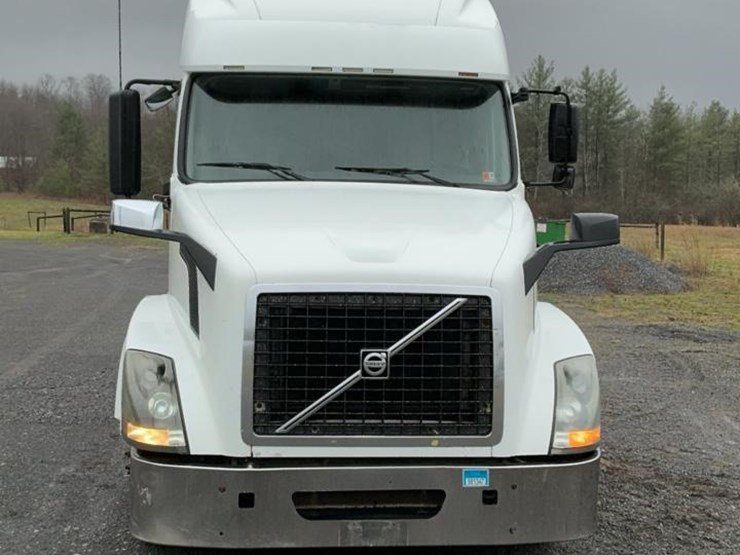 #126-•-2009-volvo-isx-semi-truck-image-8