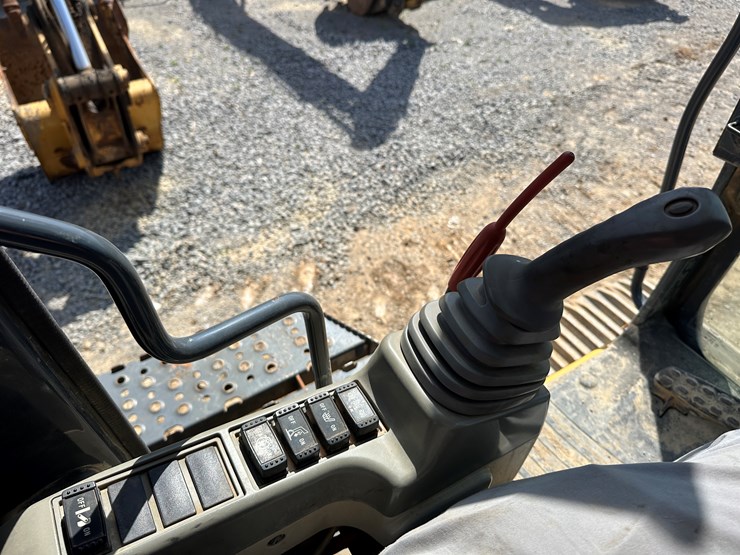 2016-deere-470g-lc-image-42