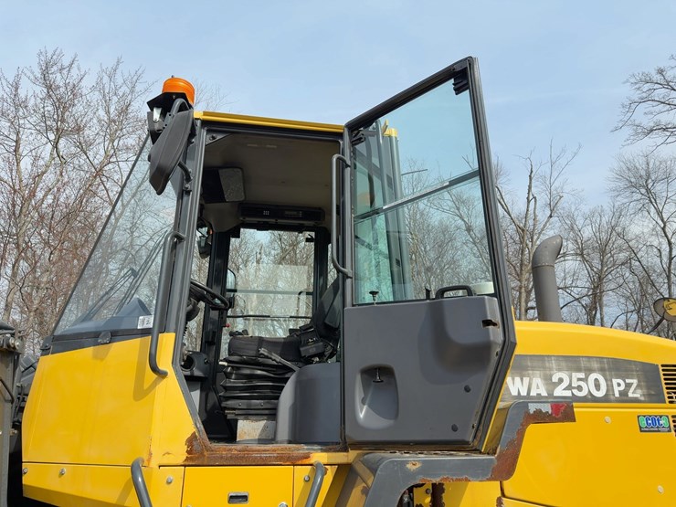2013-komatsu-wa250pz-6-image-22