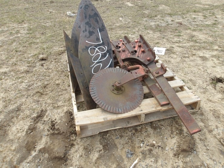 #7822-•-(2)-ac-plow-bottoms-w/-1-coulter-image-2