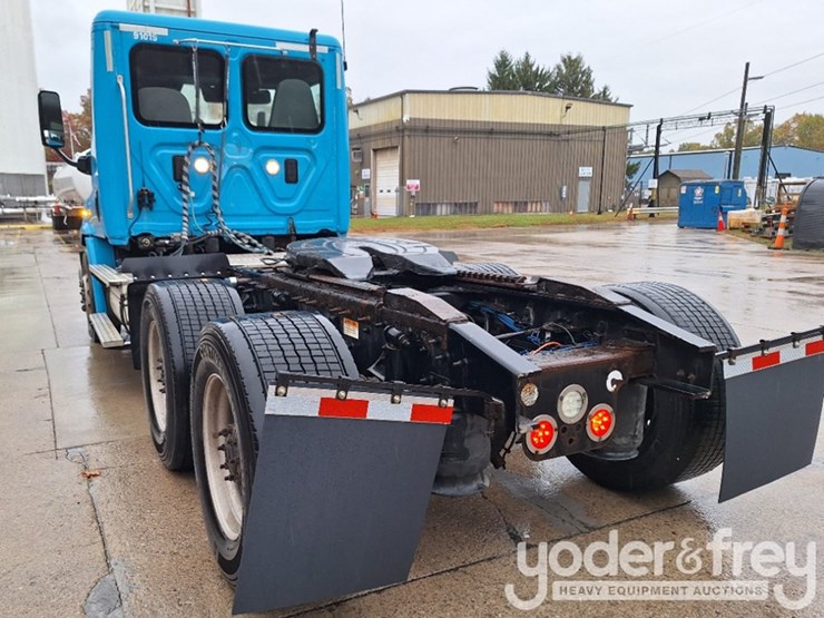 2016-freightliner-cascadia-113-image-3