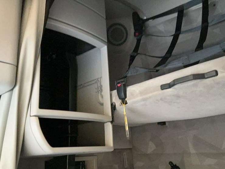 #126-•-2009-volvo-isx-semi-truck-image-30