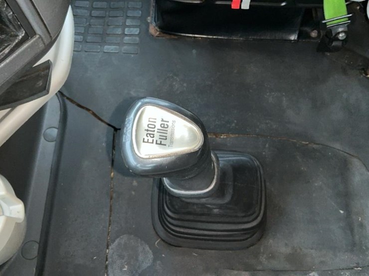 #126-•-2009-volvo-isx-semi-truck-image-25