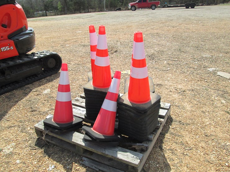 #37301-•-lot-of-(50)-traffic-cones-image-1