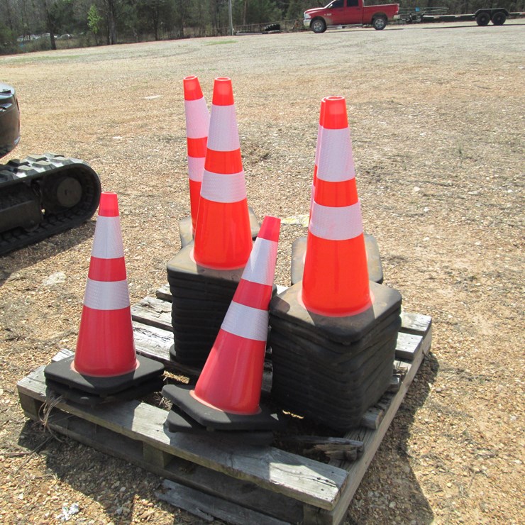 #37301 • Lot of (50) Traffic Cones