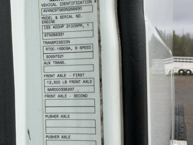 #126-•-2009-volvo-isx-semi-truck-image-15