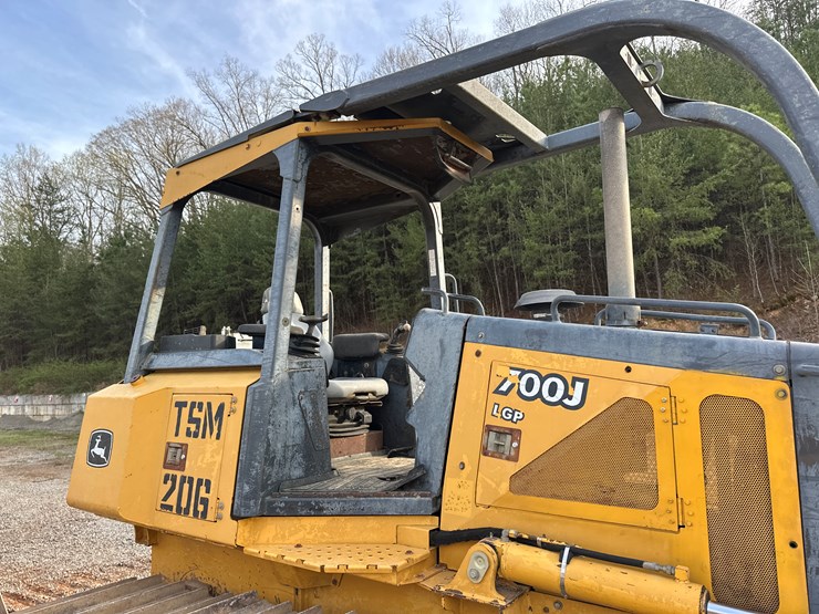 2006-deere-700j-image-21
